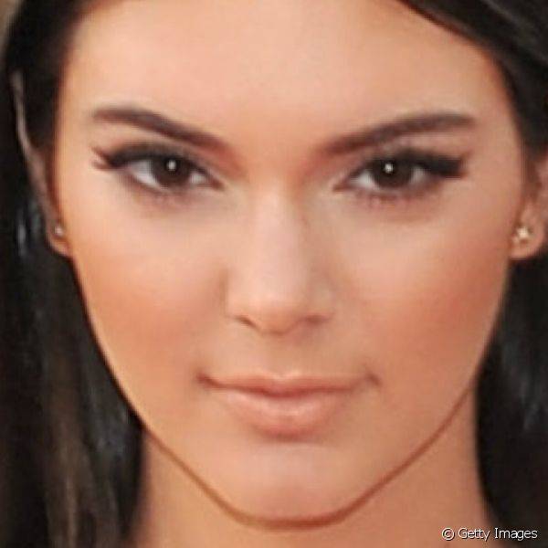 No MuchMusic Video Awards, Kendall e Kylie Jenner investiram em olhos esfumados de marrom, enquanto a caçula complementou a produção com batom bronze